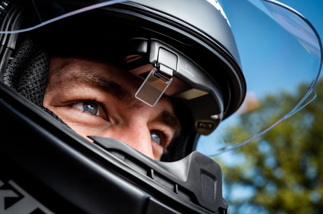 The TILSBERK Head-Up Display is made for all motorcyclists
